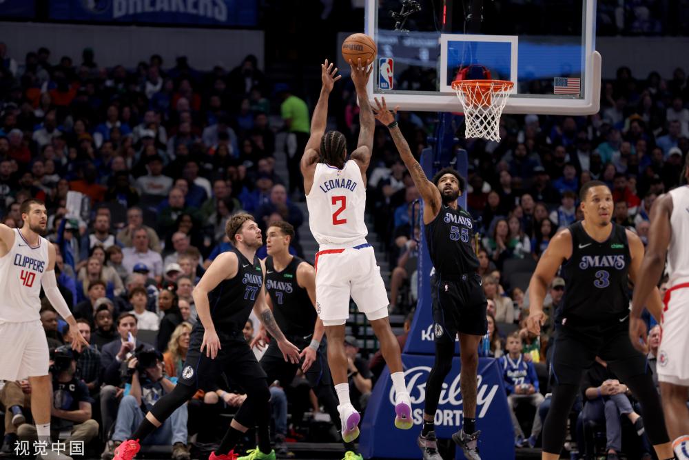 中场队员在 中场队员在